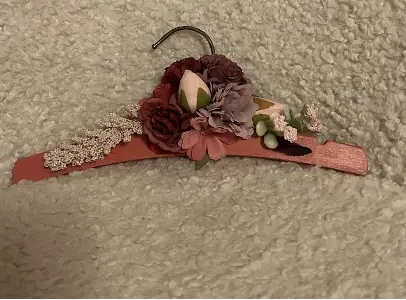 Kinderkledinghanger met bloemen